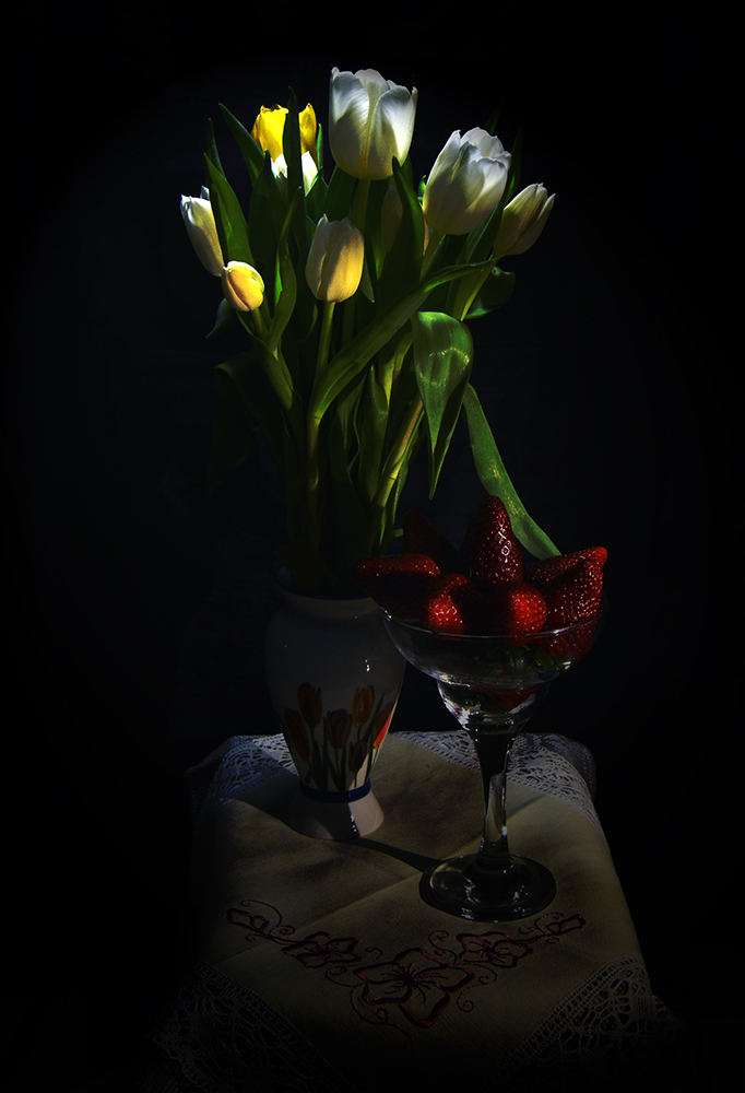 photo "***" tags: still life, 8 марта, flowers, клубника, тюльпаны