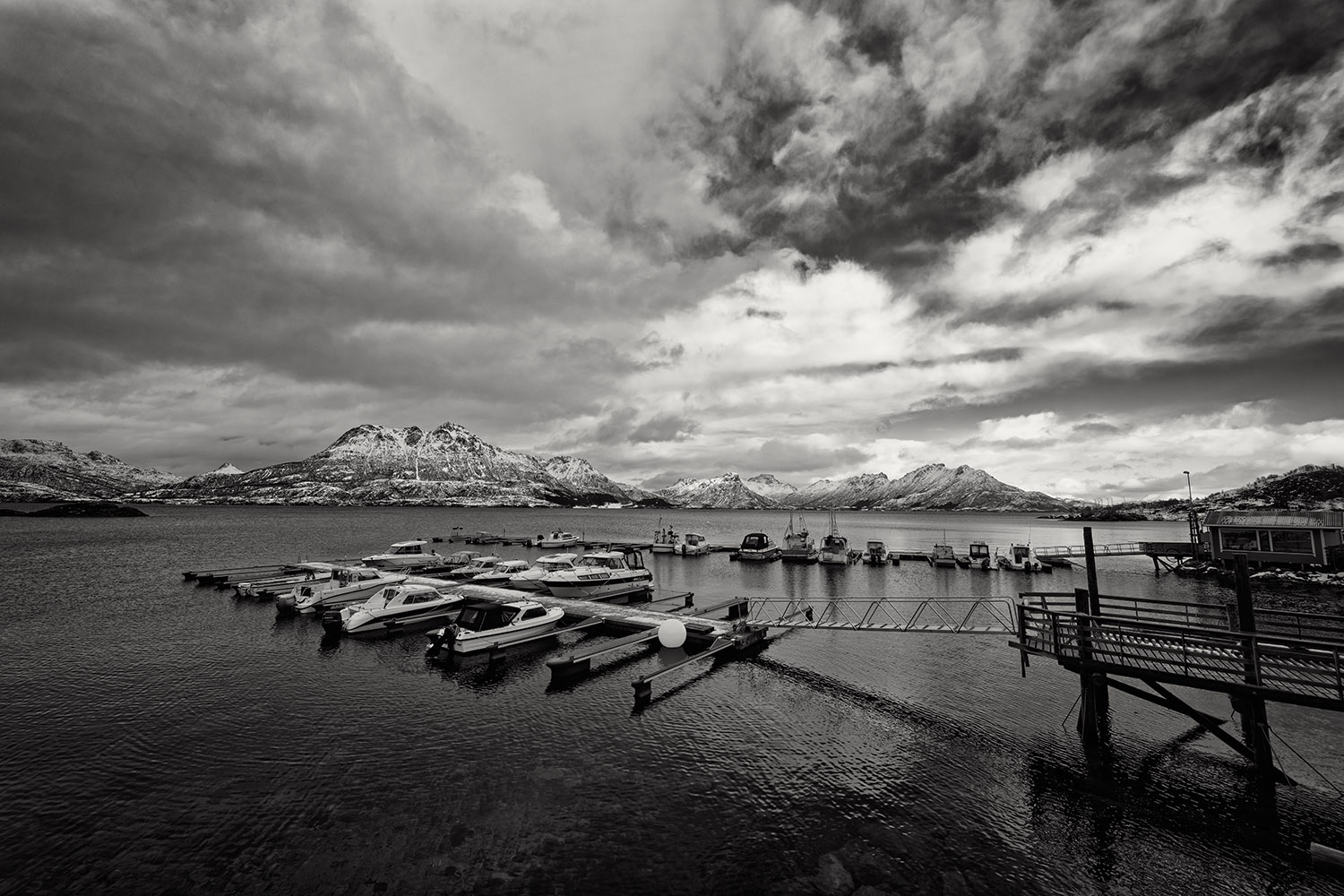 photo "***" tags: landscape, black&white, Europe, mountains, water, winter