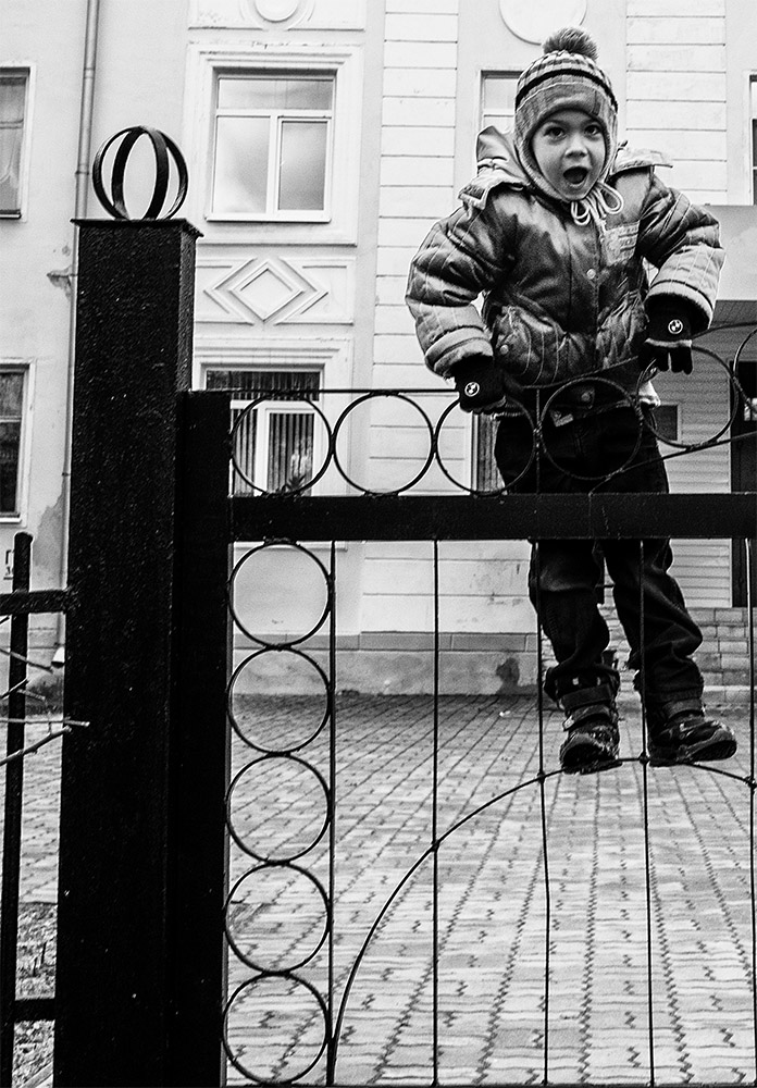 photo "***" tags: street, genre, black&white, 