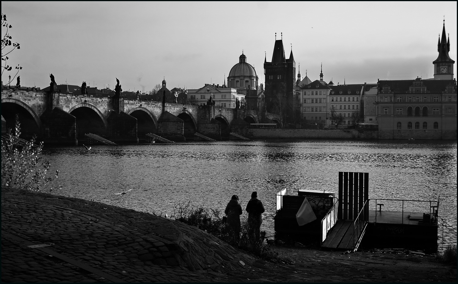 photo "Утро на реке Влтаве" tags: black&white, Prag, Prague, Praha