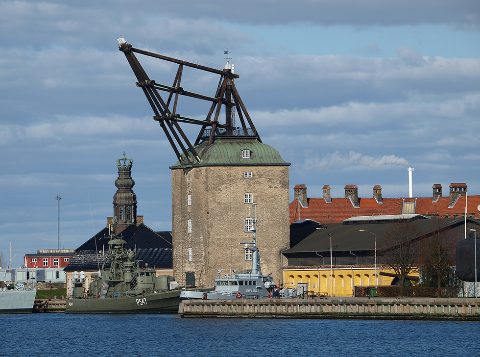 photo "The Old Crane" tags: reporting, architecture, city, 