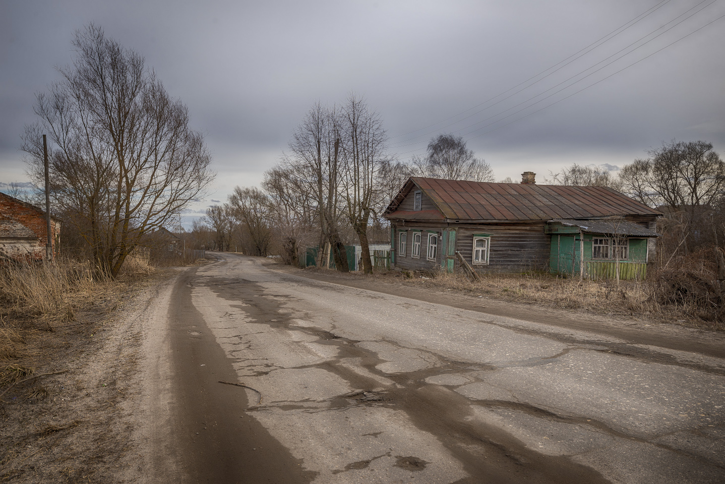 Дoм y дopoги 2024. Дом у дороги. Деревня дом у дороги. Дорога у дома. Старый дом у дороги.