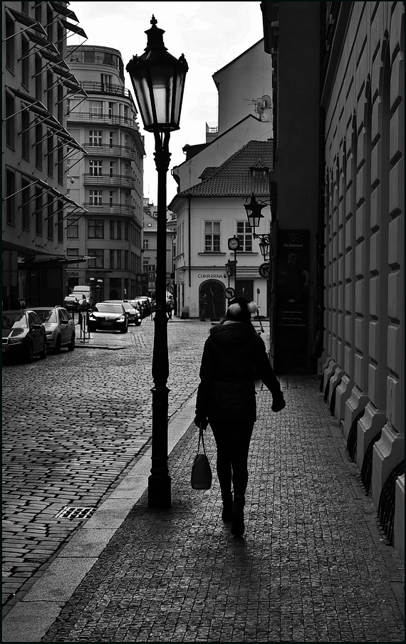 photo "Фонарь и фигура" tags: black&white, Prag, Prague, Praha