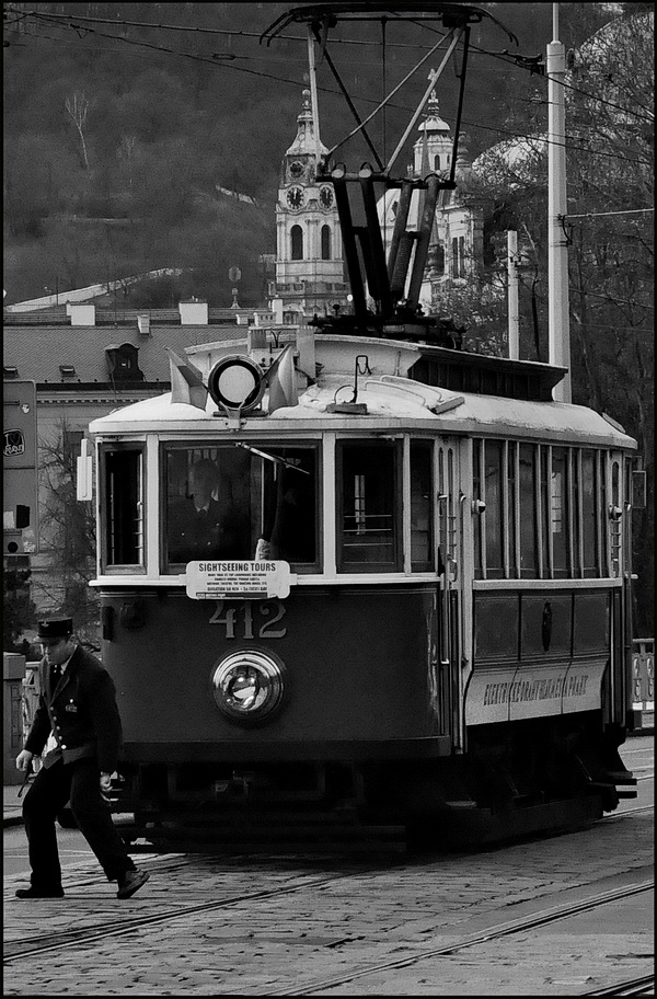 photo "Трамвай на набережной" tags: black&white, Prag, Prague, Praha
