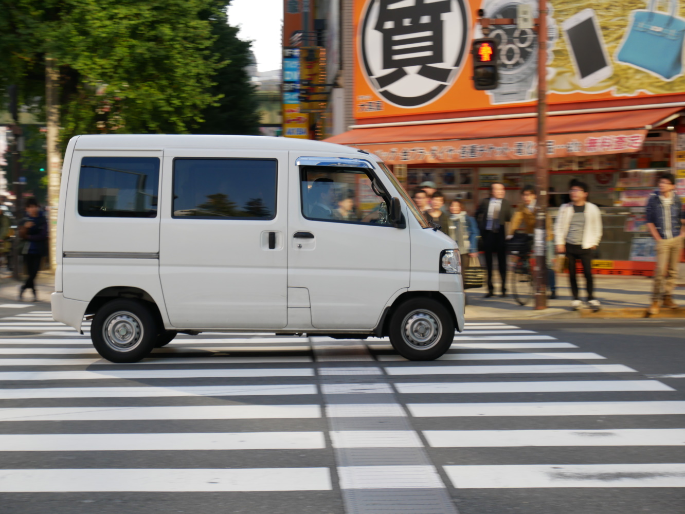 photo "Crossing the street" tags: city, street, 