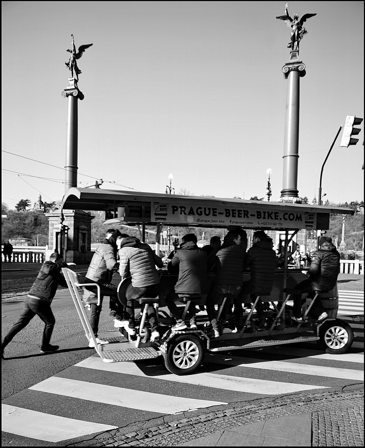 photo "Пивной велосипед" tags: black&white, Prag, Prague, Praha