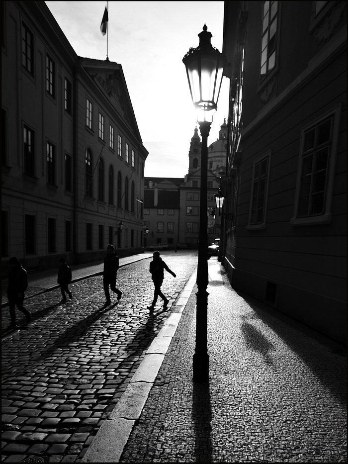 photo "Фигуры и фонарь" tags: black&white, Prag, Prague, Praha