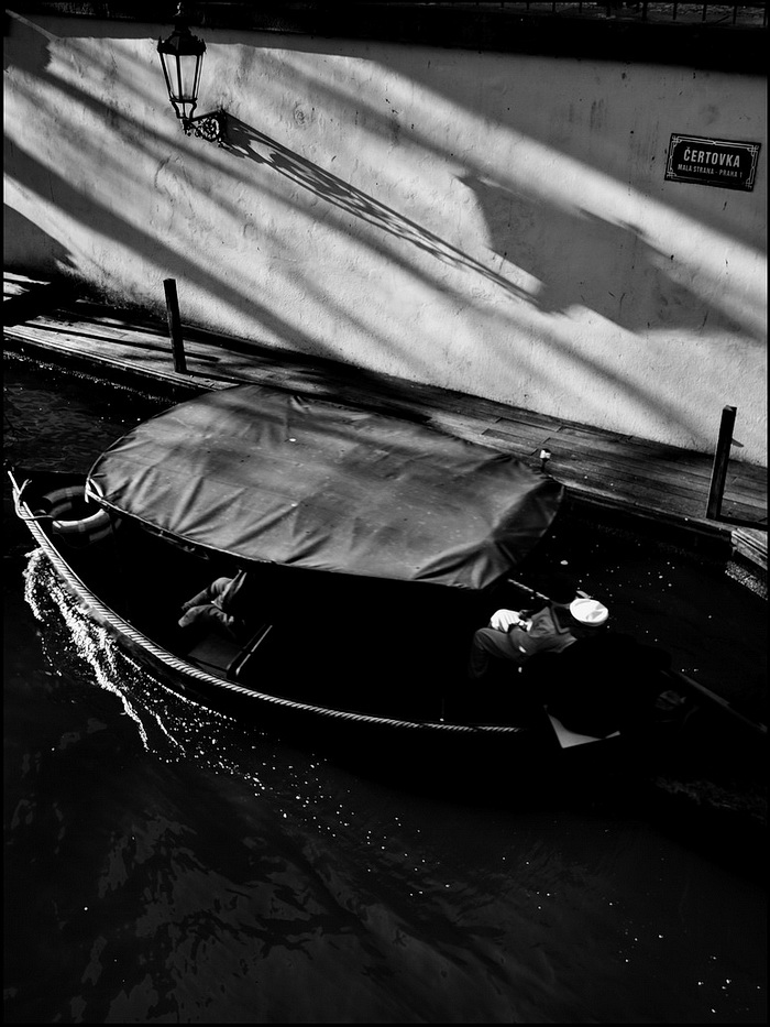 photo "Фонарь и лодка" tags: black&white, Prag, Prague, Praha
