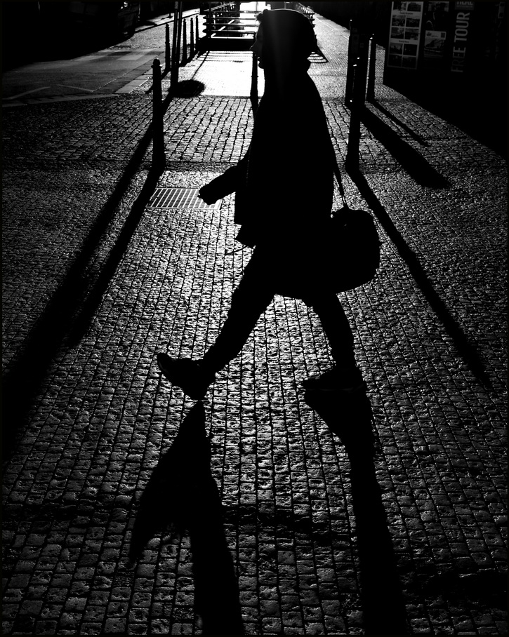 photo "Фигура и столбики" tags: black&white, Prag, Prague, Praha