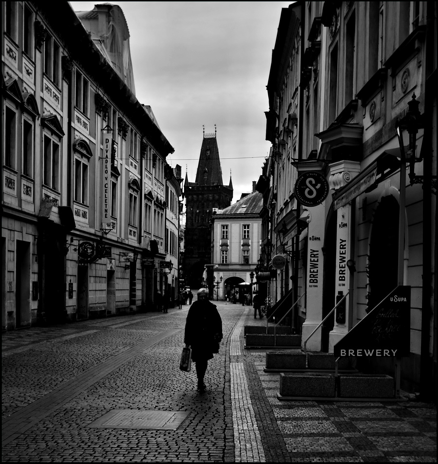 фото "Башня и улица" метки: черно-белые, Prag, Praha, Прага