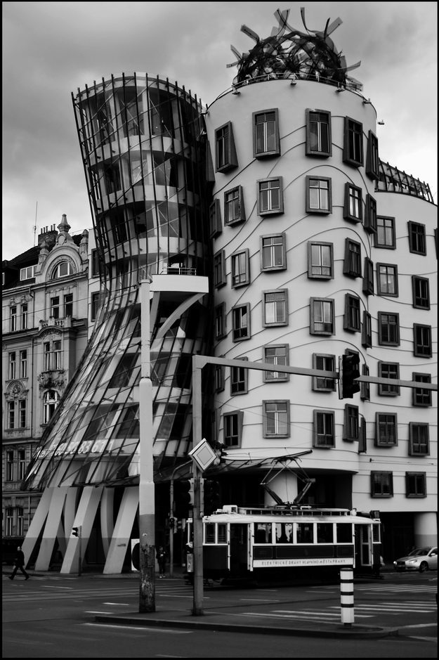 photo "Танцующий дом" tags: architecture, black&white, Prag, Prague, Praha