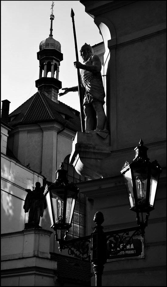 photo "Башня, статуи и фонари" tags: black&white, Prag, Prague, Praha