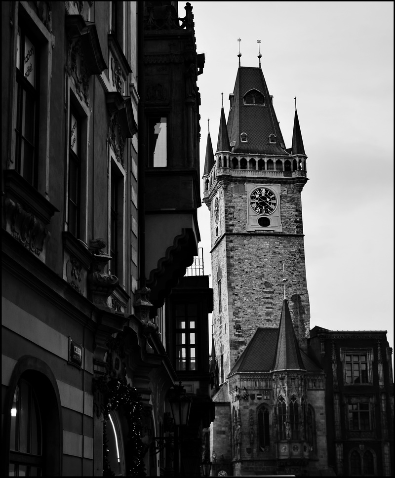 photo "Дом и башня" tags: architecture, black&white, Prag, Prague, Praha