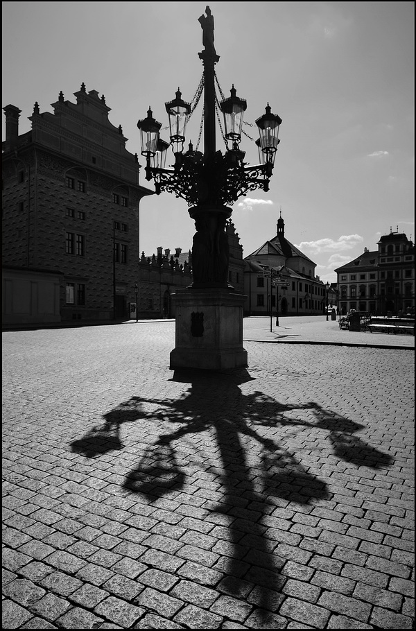 photo "Дома и фонари" tags: black&white, Prag, Prague, Praha