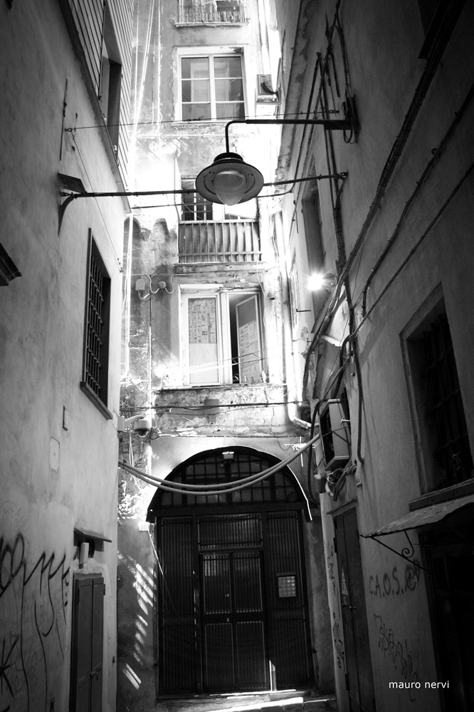 photo "historical center in Genoa, Italy" tags: black&white, 