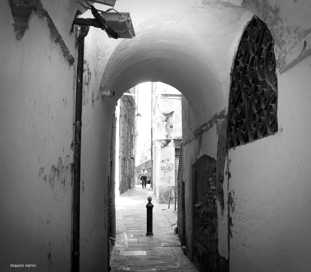 photo "historical center in Genoa, Italy: alley" tags: black&white, 