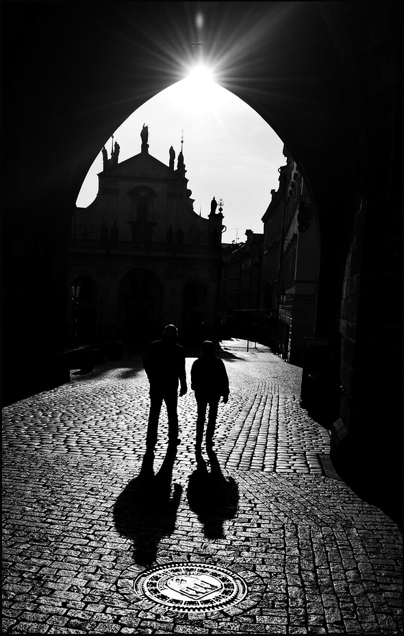 photo "Ворота и фигуры" tags: black&white, Prag, Prague, Praha