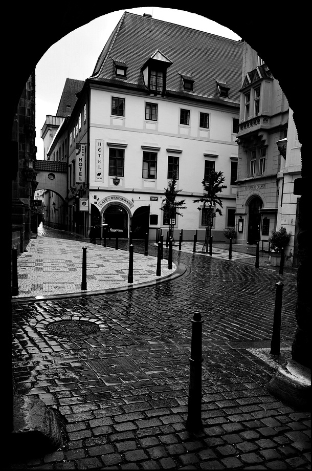 photo "Дома и проход" tags: black&white, Prag, Prague, Praha