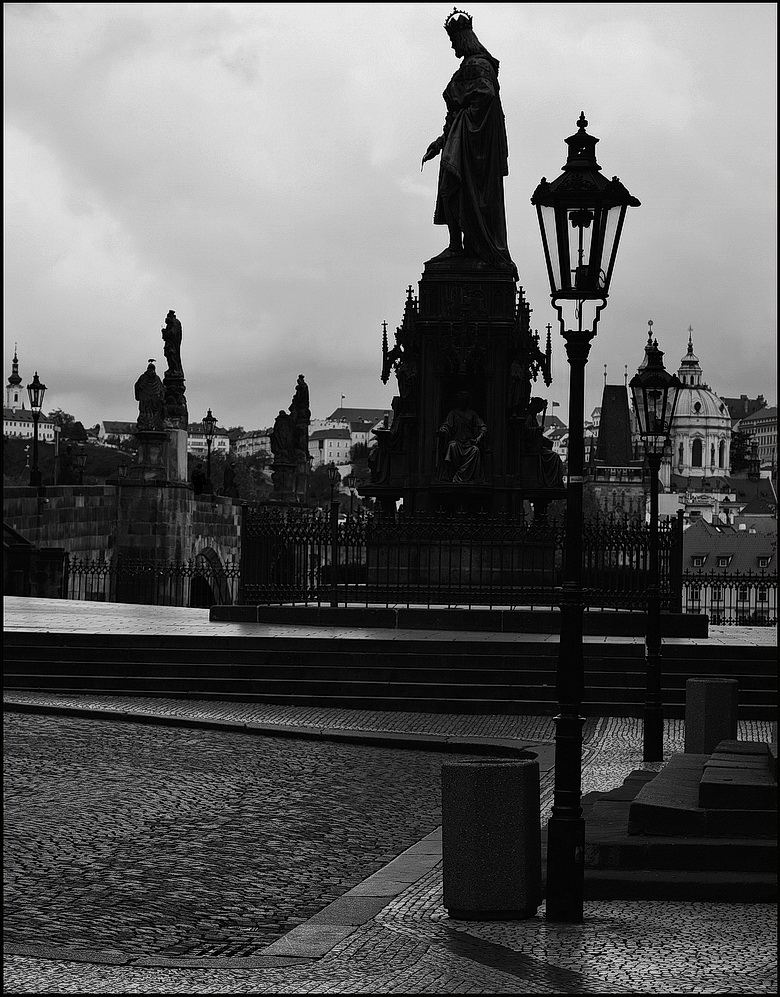 photo "Статуи, башни и фонари" tags: black&white, Prag, Prague, Praha