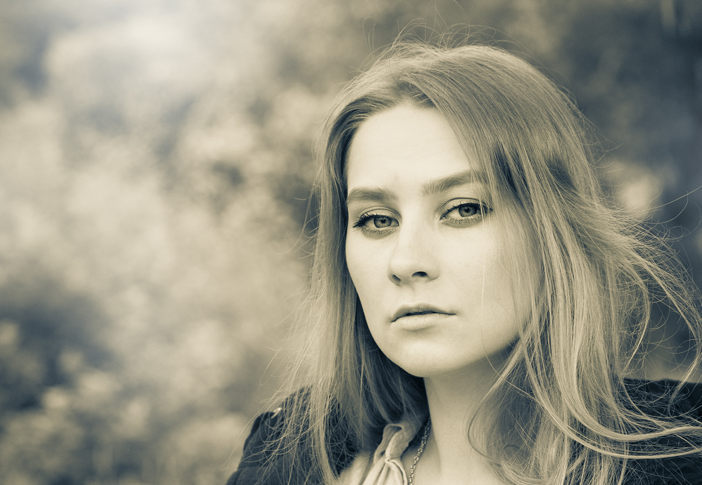 photo "young lady" tags: portrait, street, black&white, 