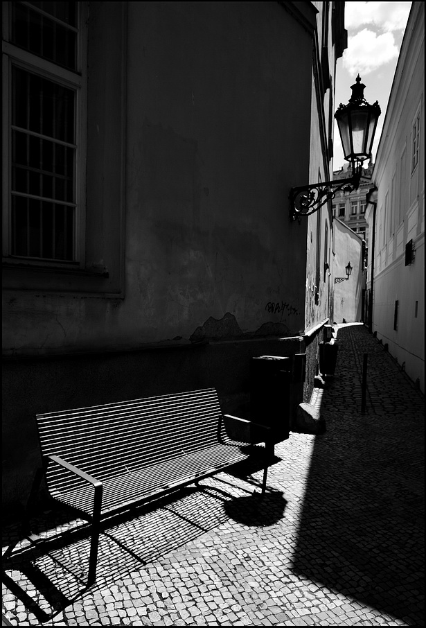 photo "Скамеика и улочка" tags: black&white, Prag, Prague, Praha