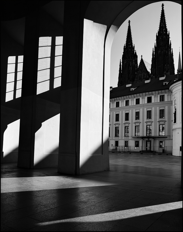 photo "Свет, тени и ворота" tags: black&white, Prag, Prague, Praha