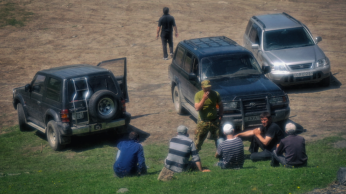 photo "Smoke break ..." tags: travel, genre, Грузия, Кавказ