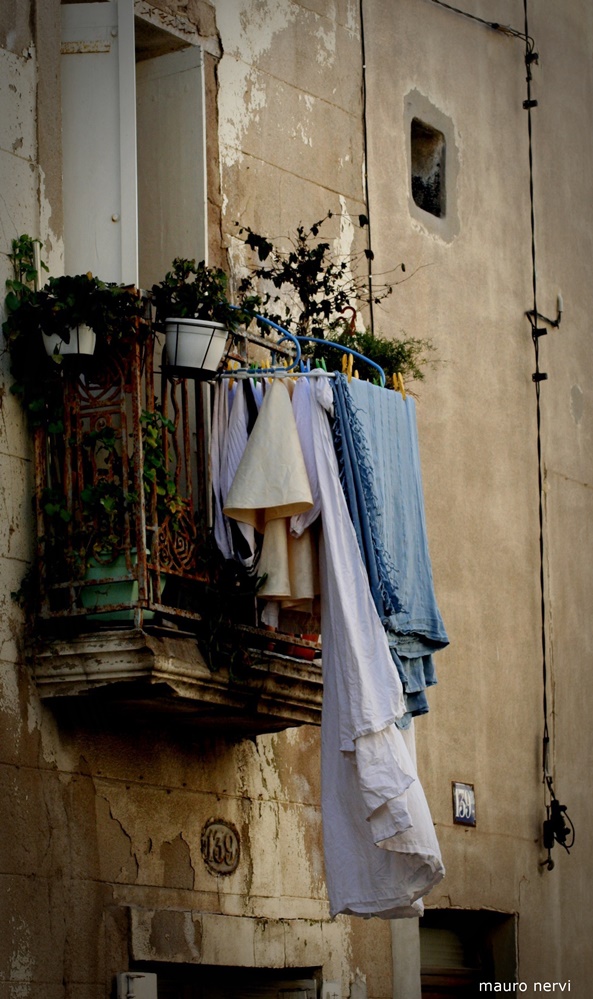 photo "balcony" tags: street, 