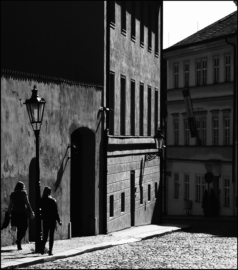 photo "Фигуры и улица" tags: black&white, Prag, Prague, Praha