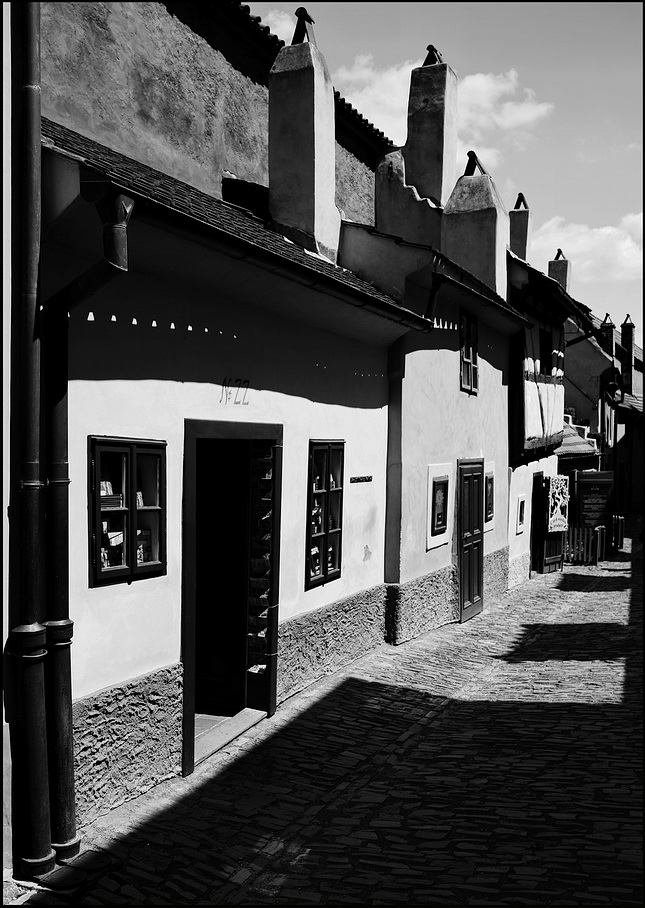 photo "Золотая улочка" tags: black&white, architecture, Prag, Prague, Praha
