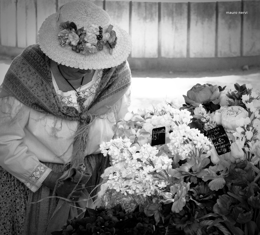 photo "a time: selling flowers" tags: black&white, 