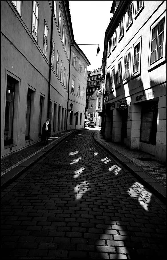 photo "Улица, фигуры и отблески" tags: black&white, Prag, Prague, Praha