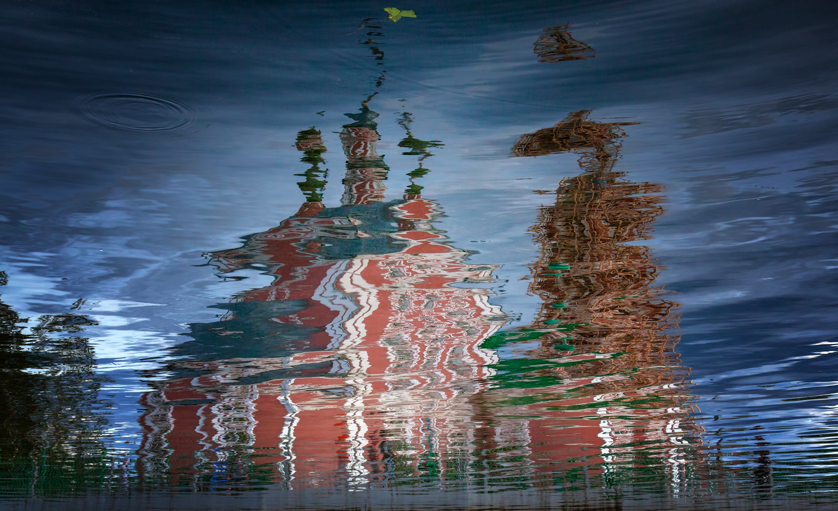 фото "Новая реальность- отражение храма в озере..." метки: архитектура, абстракция, 