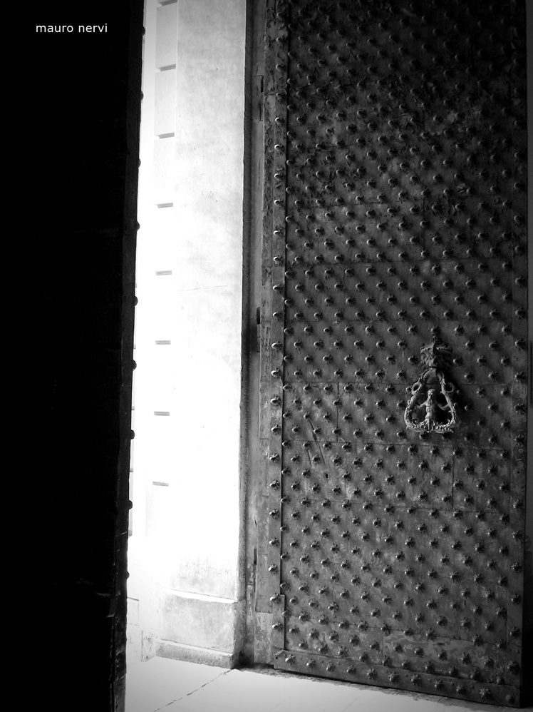 photo "ancient door" tags: black&white, 
