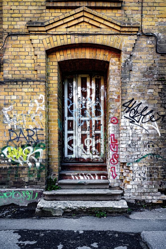 photo "An Old Entrance at the New Times" tags: genre, 