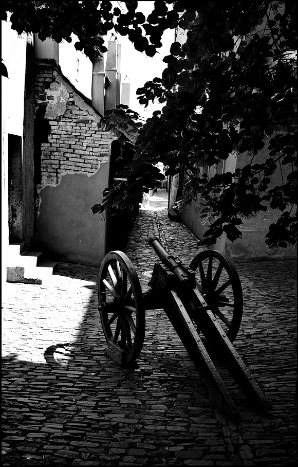 photo "Улочка и пушка" tags: black&white, Prag, Prague, Praha