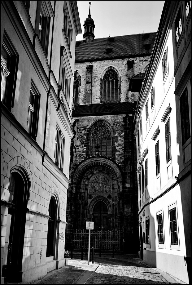 photo "Свет на улице" tags: black&white, Prag, Prague, Praha