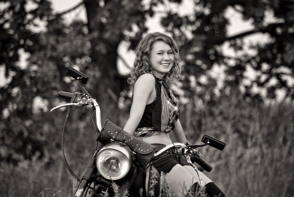 photo "***" tags: portrait, black&white, bw, girl, road, байкеры, модель, мт-10, настроение