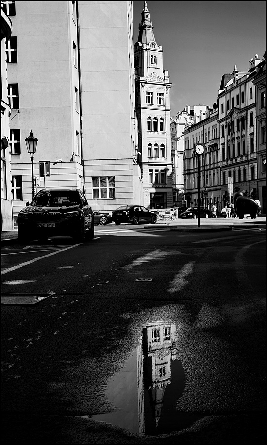 photo "Улица и лужа" tags: black&white, Prag, Prague, Praha