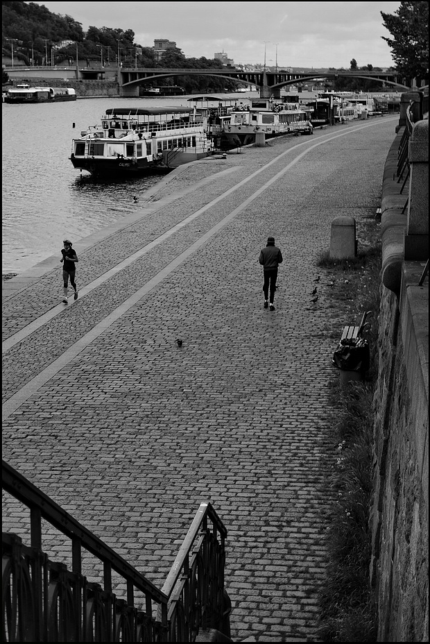 photo "Пароходы и фигуры" tags: black&white, Prag, Prague, Praha