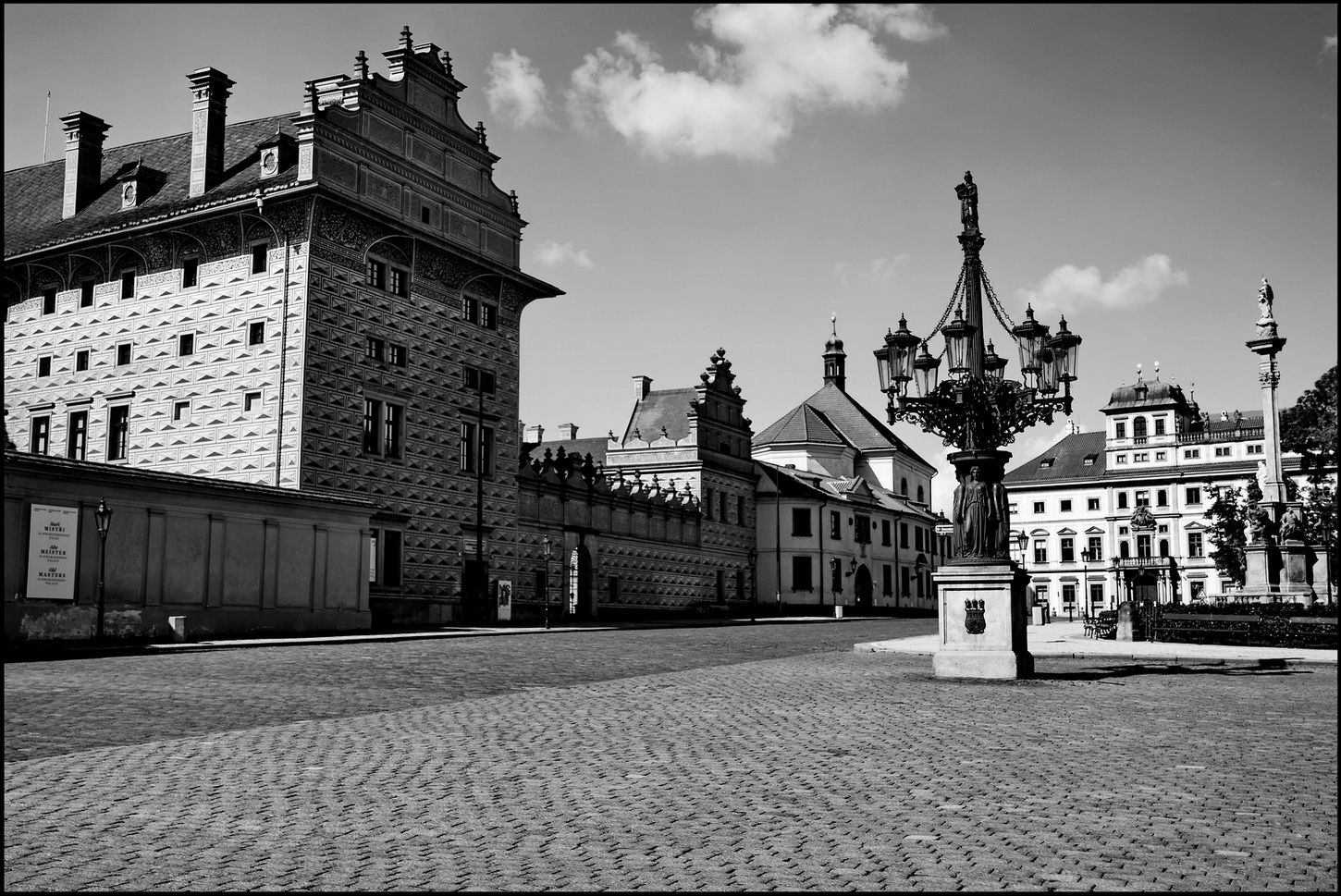 photo "Дворцы на площади" tags: black&white, architecture, Prag, Prague, Praha