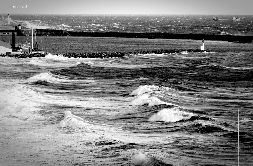 photo "hard waves" tags: black&white, 