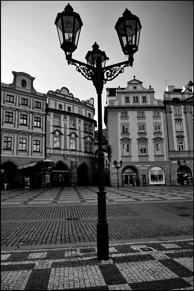 photo "Фонари и дома" tags: black&white, Prag, Prague, Praha