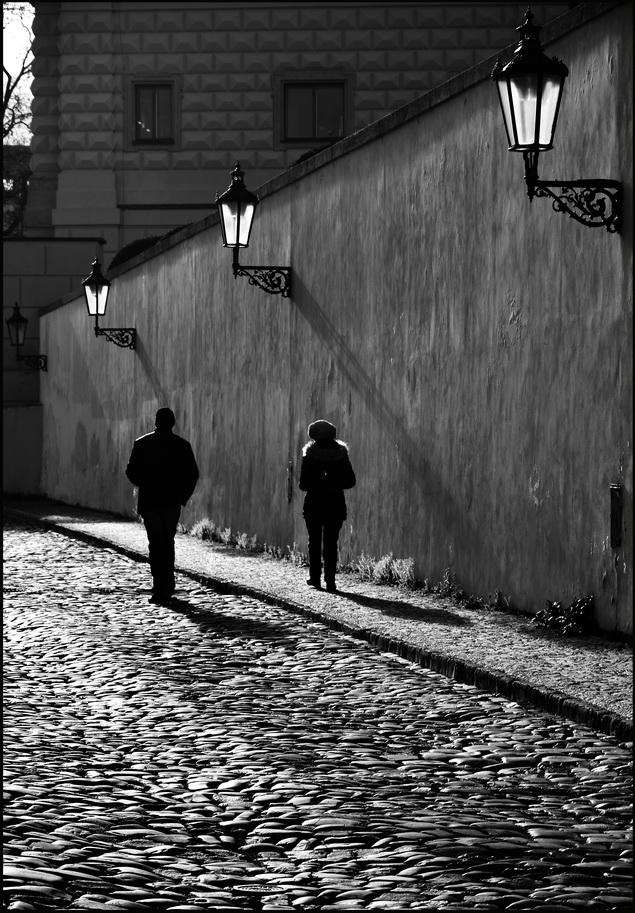 photo "Фигуры и фонари" tags: black&white, Prag, Prague, Praha