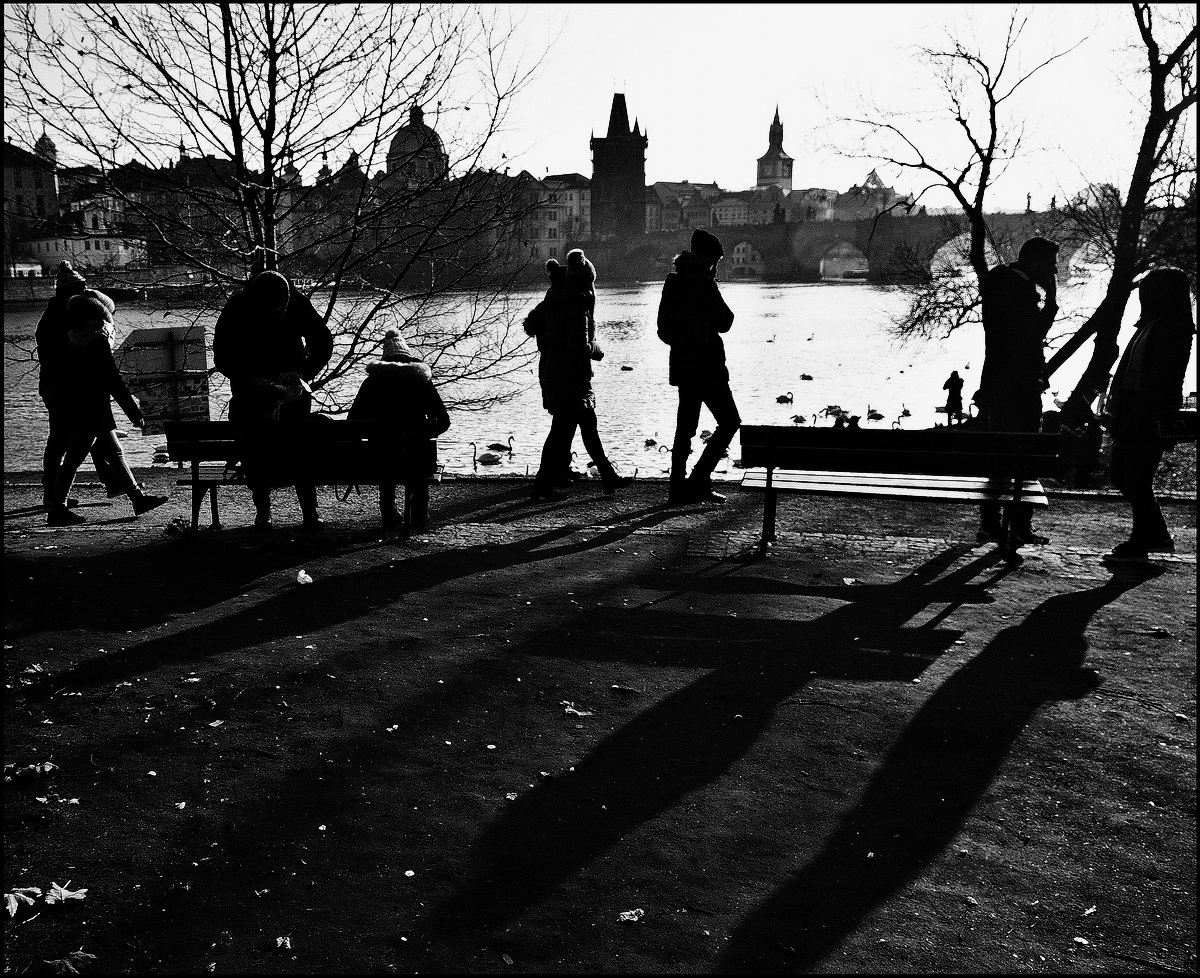 photo "Люди на берегу" tags: black&white, Prag, Prague, Praha