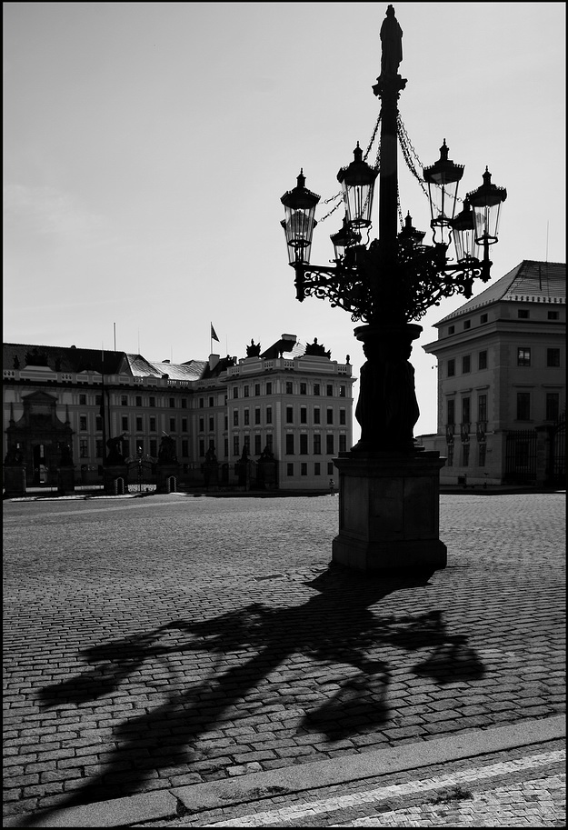 photo "Фонари на площади" tags: black&white, Prag, Prague, Praha