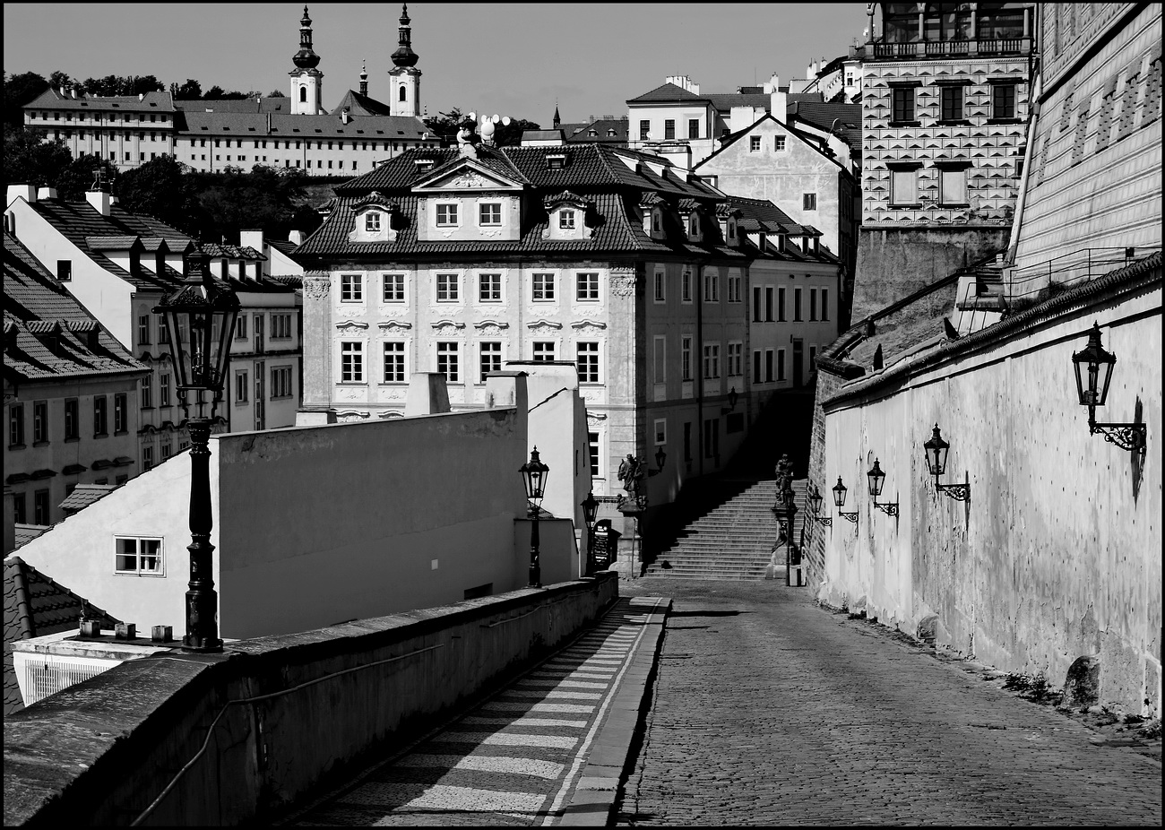 photo "Дома и улица" tags: black&white, Prag, Prague, Praha