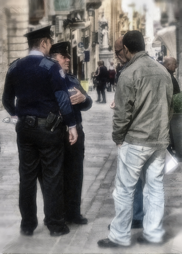 photo "You are breaking, gentlemen..." tags: travel, street, Мальта