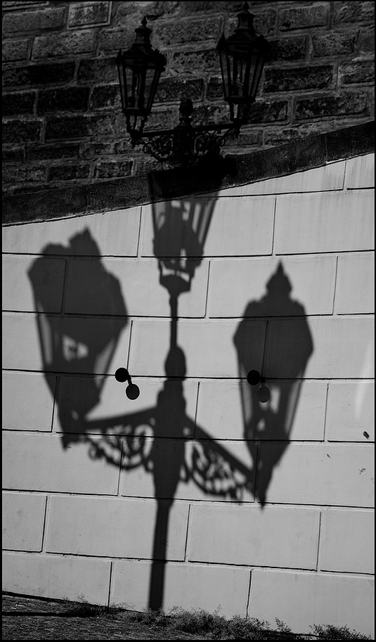 фото "Фонари и тени" метки: черно-белые, Prag, Praha, Прага