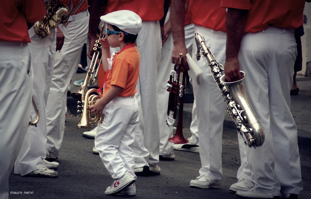 photo "the mascotte of the band" tags: street, 